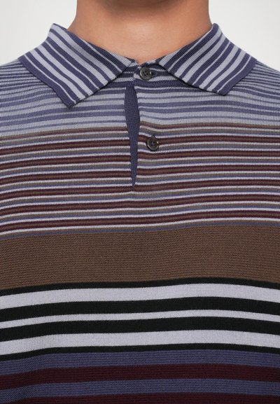 Randete polo-skjorte med knapper, kort krage og varierende bredder av striper i blått, brunt, hvitt og svart. Mykt strikket materiale.