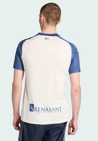 Männliches Sportshirt mit kurzen blauen Ärmeln, einem weißen Körper und einem blauen Logo am unteren Rand. Hergestellt aus leichtem, atmungsaktivem Material.