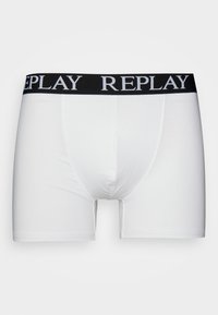 Hvite boxer undertøy laget av glatt stoff med en svart elastisk livlinje med "REPLAY"-logoen i hvite bokstaver.