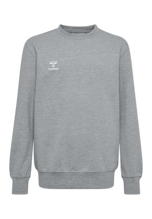 Felpa grigia e pantaloni jogger grigi abbinati a pantaloni jogger blu navy. Entrambi presentano un piccolo logo sul petto e sul lato. Scarpe da ginnastica bianche completano gli outfit.