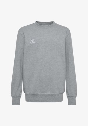 Un sweatshirt gris et un pantalon de jogging gris associés à un pantalon de jogging marine. Les deux présentent un petit logo sur la poitrine et sur le côté. Des chaussures de sport blanches complètent les tenues.