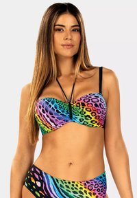 Wielokolorowy stanik bikini z motywem panterki i abstrakcyjnymi wzorami, z bezramkowym designem, centralnym zapięciem i regulowanymi ramiączkami.