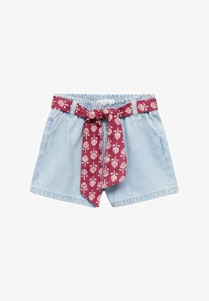 Short en jean bleu clair avec une ceinture élastique et une ceinture rouge nouée avec un motif floral blanc.