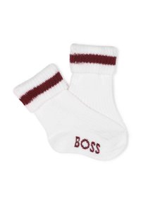 Chaussettes blanches à la cheville avec une texture côtelée, présentant deux rayures bordeaux autour du bord et "BOSS" brodé en bordeaux sur le côté.