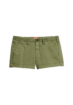 Pantalones cortos de algodón color verde oliva con cierre de botón, dos bolsillos frontales y dobladillos enrollados. Textura suave con detalles de costura.