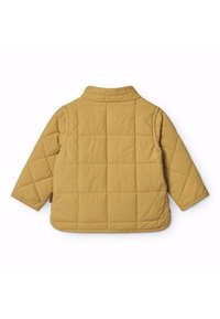 Gequilted mosterdgele jas met een kraag, lange mouwen en rechte zoom. Kenmerken zijn een vierkant stiksels patroon en geen zichtbare hardware.