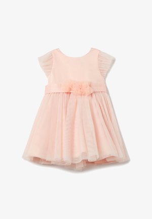 Lichtroze jurk met korte gerimpelde mouwen, aansluitend lijfje en uitlopende tule rok. Een stoffen riem heeft een bloemen detail op de taille.