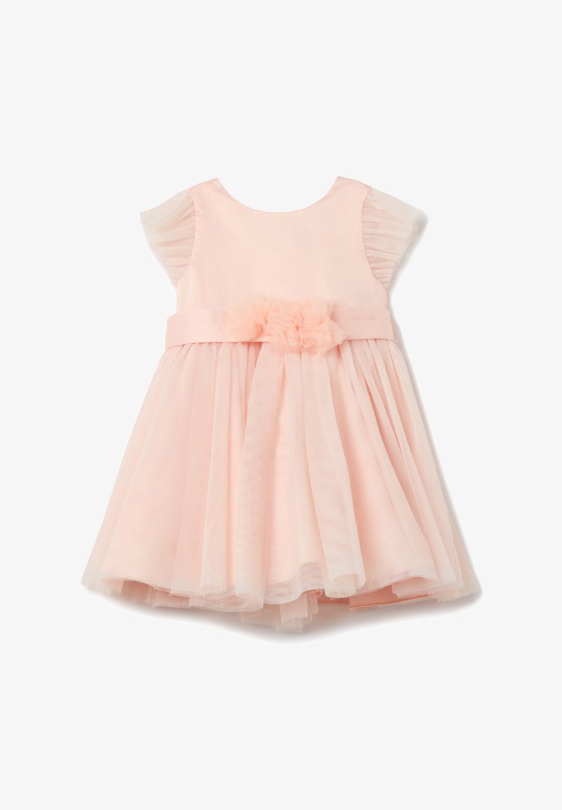 Robe rose pâle avec des manches courtes à volants, corsage ajusté et jupe en tulle évasée. Une ceinture en tissu présente un détail floral à la taille.