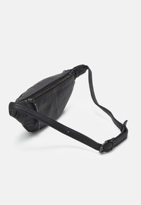 Borsa in pelle nera dal design elegante, con una tasca con zip, forma piatta e tracolla regolabile. Texture liscia e hardware minimale.