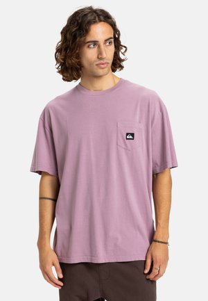 Lys lilla t-shirt lavet af bomuld, med en afslappet pasform, korte ærmer og en brystlomme med en sort logo lap.