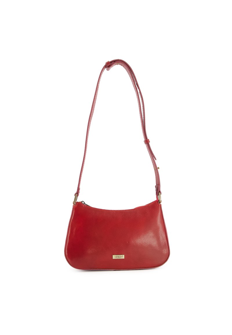 Rote Leder-Umhängetasche mit glatter Oberfläche, schlankem Design und langem, verstellbarem Schulterriemen. Verfügt über ein goldenes Logo-Highlight auf der Vorderseite.