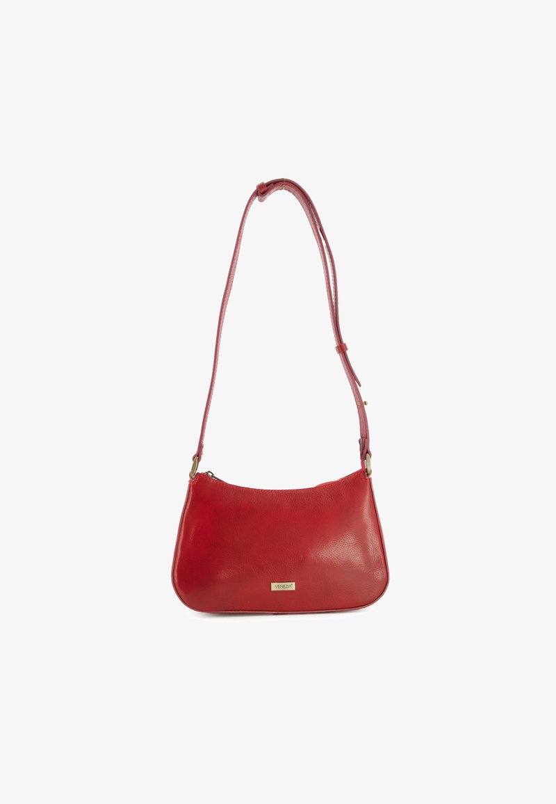 Sac à épaule en cuir rouge avec une texture lisse, un design fin et une longue sangle réglable. Présente un accent en logo doré sur le devant.