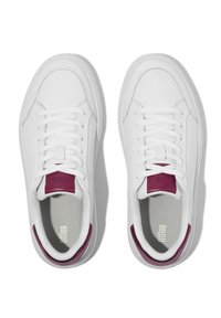 Witte sneakers met een bovenwerk van glad leer, platte veters en dieprode accenten op de hiel en tong. Textuur van de binnenzool zichtbaar.