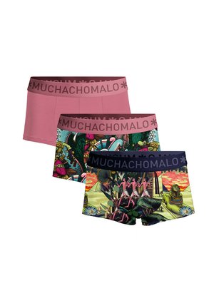 Tri páry pánskych boxerských šortiek: jedny jednofarebné ružové, jedny vzorované s farebnými motívmi a ďalšie s kontrastným námornícky modrým pásom, všetky s logom.