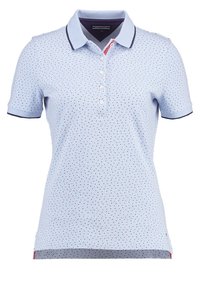 Ljusblå polo med små röda och marinblå prickar. Har klassisk krage, knappslå samt kontrasterande manschetter och nederkant.