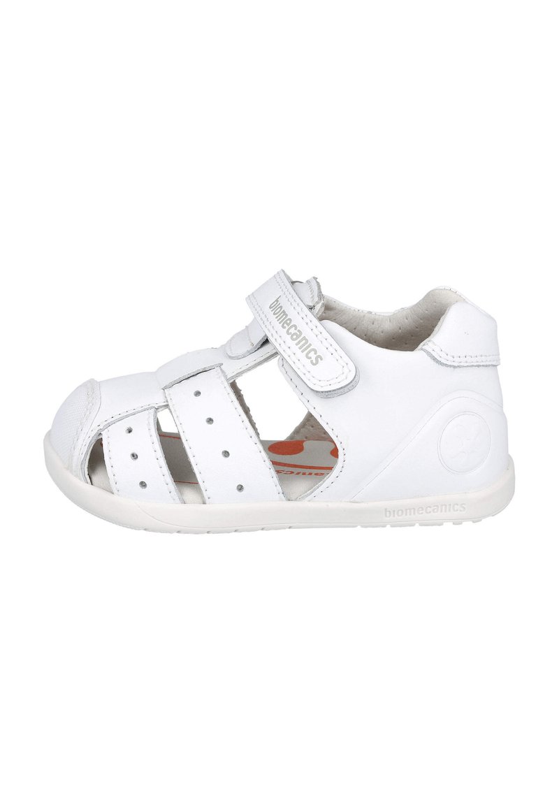 Sandalia blanca con diseño abierto, hecha de cuero, incluye correa de Velcro, perforaciones y una suela de goma con detalle de logo en el lateral.