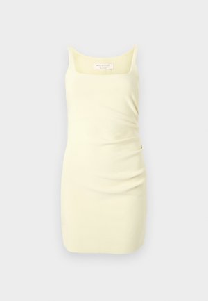 Robe jaune sans manches en tissu lisse, avec un décolleté carré et un détail froncé sur le côté pour une texture ajoutée.