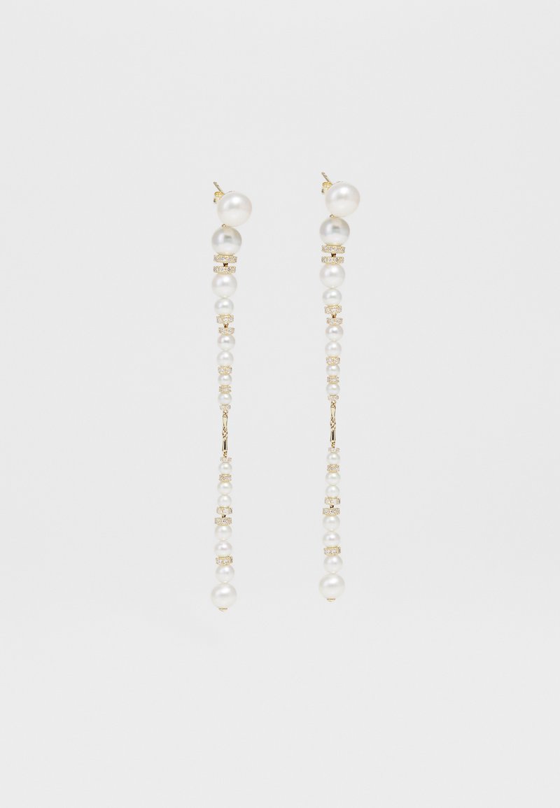 Uhani s bisernim kapljicami z zlatimi poudarki, ki vsebujejo različne bele bisere različnih velikosti, postavljene v kaskadni obliki.