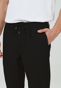 Just Like You REGULAR FIT WITH ELASTIC WAIST - Stoffhose - black