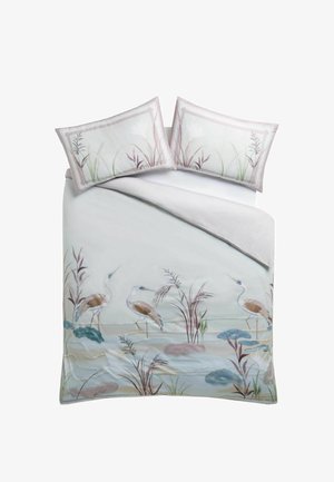Weißes Duvet und Kissen mit einer Feuchtlandschaftsszene mit drei Reihern, Wasser, Schilf und Pflanzen in sanften Pastellfarben.