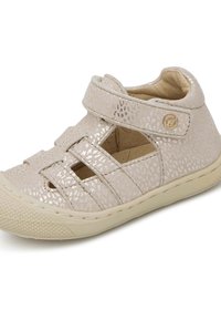 Sandal beige chiaro realizzato in pelle goffrata. Presenta fasce incrociate, chiusura in velcro e suola in gomma testurizzata con punta arrotondata.