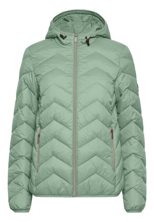 Helle grüne, mit Kapuze versehene Pufferjacke mit gestepptem Chevron-Muster, zwei Reißverschluss-Taschen und kontrastierenden Reißverschlüssen, aus einem synthetischen Material hergestellt.