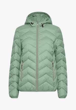 Jasnozielona, kurtka puchowa z kapturem, z pikowanym wzorem w zygzaki, dwiema kieszeniami zapinanymi na zamek oraz kontrastowymi zamkami, wykonana z materiału syntetycznego.