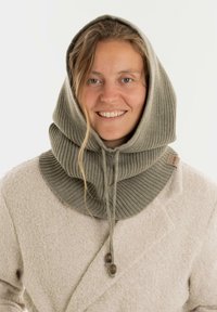 Lichtgrijze gebreide cowl met een capuchonontwerp, voorzien van een ribbelstructuur, verstelbaar trekkoord en houten accenten, gedragen over een beige jas.
