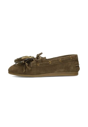 Mocassin en daim marron avec pompons et détails en dentelle, semelle plate en caoutchouc et œillets dorés sur les côtés.