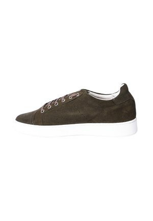 Sneaker bassa in suede marrone scuro con suola in gomma bianca e stringhe marroni, vista dal lato esterno su sfondo bianco.