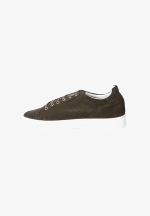 Sneaker bassa in suede marrone scuro con suola in gomma bianca e stringhe marroni, vista dal lato esterno su sfondo bianco.