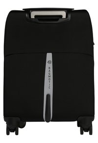 Valigia nera a rotelle con un esterno rigido, manico retrattile e due ruote. Presenta un logo argento e un design a strisce verticali.