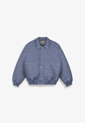 Gepolsterte Bomberjacke in Hellblau mit geprägten Mustern, Druckknöpfen und gerippten Bündchen und Saum. Das Material wirkt glatt und strukturiert.