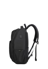 Zaino nero con un esterno testurizzato, schienale imbottito, spallacci regolabili, molteplici tasche e un design rettangolare semplice.