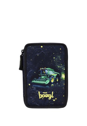 Kleines rechteckiges Reißverschluss-Etui mit einer grünen Mähdrescher-Illustration und gelbem „baggl“-Text auf dunklem sternenklarem Hintergrund.
