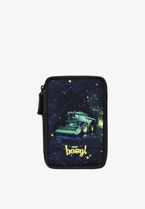 Piccola pochette rettangolare con cerniera con illustrazione di una mietitrebbia verde e testo giallo "baggl" su uno sfondo scuro stellato.