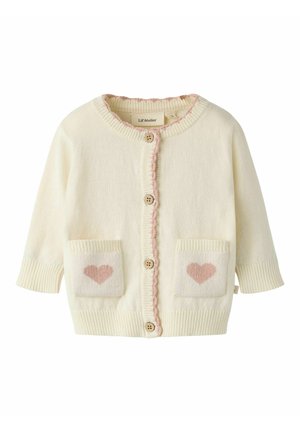 Krémový detský kardigán s drevenými gombíkmi, ružovým lemovaním a dvoma prednými vreckami, z ktorých každé má ružový vzor srdca.