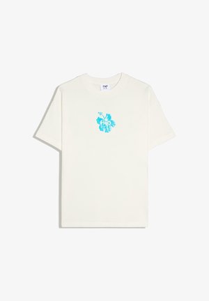 Witte T-shirt met korte mouwen met een kleine blauwe hibiscusbloem afgebeeld in het midden van de borst.