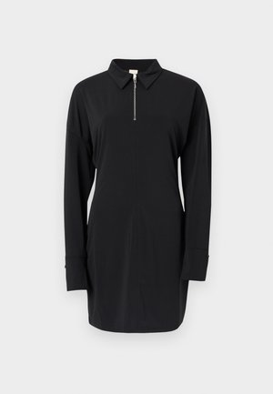 Svart långärmad klänning med krage och halvlång dragkedja. Slät textur och lös passform, med knäppta ärmslut och rak fåll.