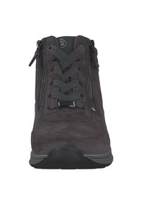 Tmavě šedé semišové boty s tkaničkami i zipy, kulatou špičkou a strukturovaným povrchem s gumovou podrážkou pro lepší přilnavost.