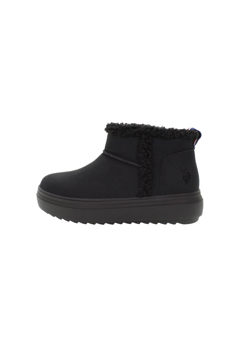 Schwarze Knöchelstiefel mit dicker Gummisohle, weichem Fleece-Futter, Seitennaht und eingesticktem Logo in der Nähe der Ferse.
