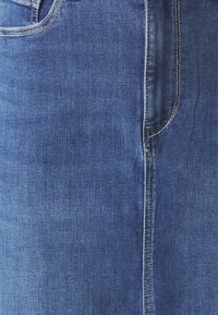 Džínová sukňa v tmavomodrej farbe, so slim fit strihom, vertikálnym prešívaním, vreckom a hladkou textúrou s miernym vyblednutím na povrchu.