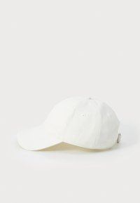 Wei�ßes Baumwollcap mit gebogenem Schirm, gestickten Ösen und einer verstellbaren Metallklammer auf der Rückseite. Glatte Textur und minimalistisches Design.