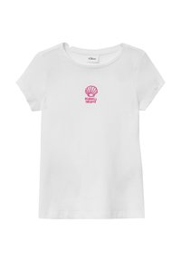 Witte katoenen T-shirt met korte mouwen, met een roze geborduurde schelp en de tekst "SEASHELL DREAMS" eronder.
