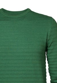 Maglione verde a coste con collo rotondo e maniche lunghe. Il tessuto presenta un motivo a righe testurizzato.