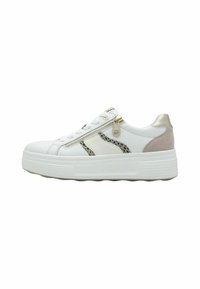 Vit sneaker med reptilmönstrade detaljer, silverfärgad hårdvara och en texturerad plattformssula. Utrustad med en sidogångjärn och snörningsdesign.