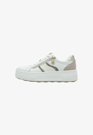 Sneaker bianco con accenti a motivo rettile, dettagli in metallo argentato e una suola piatta texturizzata. Presenta una cerniera laterale e un design con lacci.
