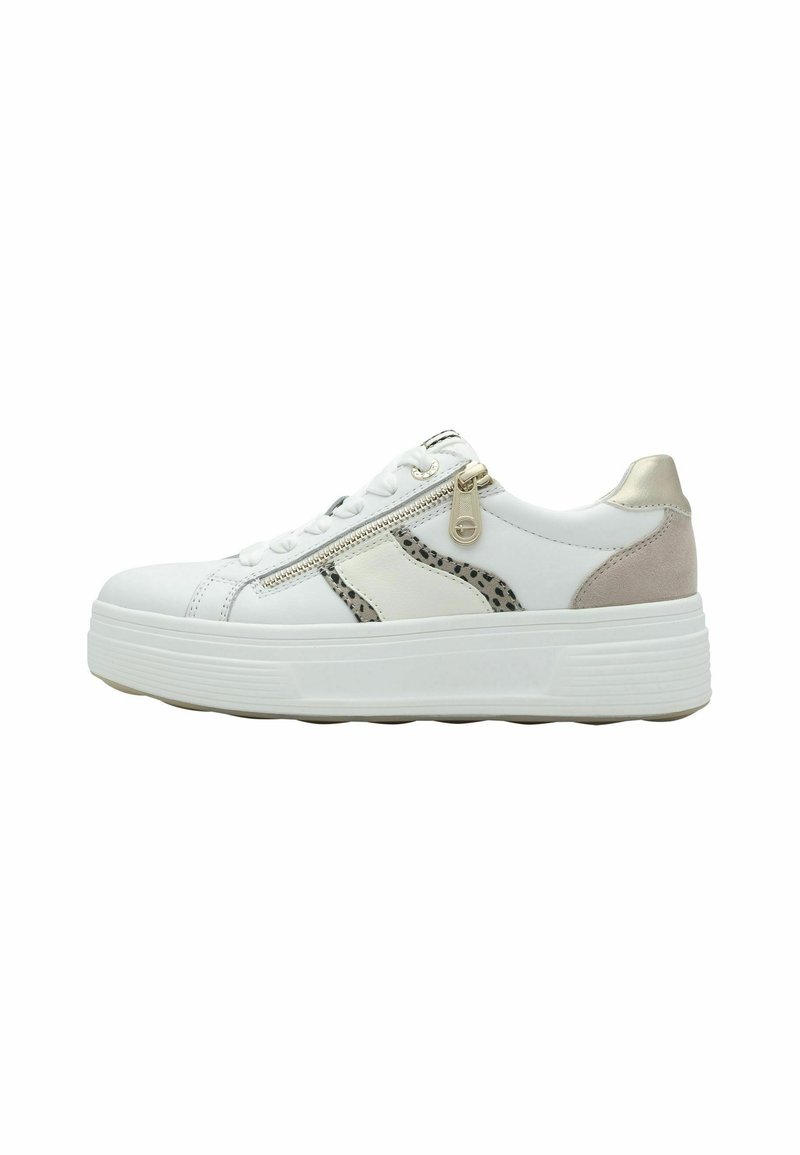 Vit sneaker med reptilmönstrade detaljer, silverfärgad hårdvara och en texturerad plattformssula. Utrustad med en sidogångjärn och snörningsdesign.