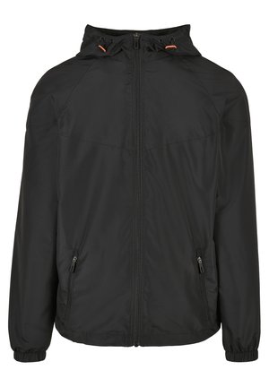 Schwarze Regenjacke mit Kapuze, Reißverschluss und elastischen Bündchen. Verfügt über zwei Seitentaschen und verstellbare Kordelzüge an der Kapuze.