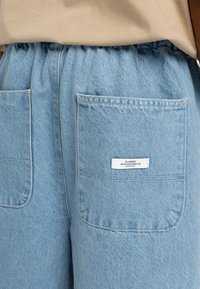 Svetlomodré denim šortky s dvoma zadnými vreckami a elastickým pásom. Na vrecku je tkaná nálepka, na ktorej je napísané "ELEMENT SKATEBOARD CO."